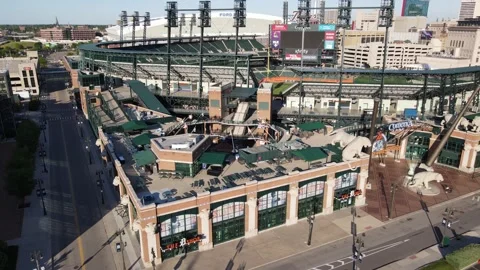 Angle drone video of Comerica Park, scrolling right Vidéo 307799298
