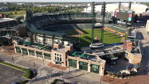 Angle drone video of Comerica Park, scrolling right, slight rotation Vidéo 307799369