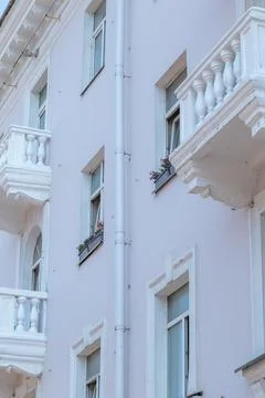The angle of the facade of the old building that was built 100 years ago against Foto stock