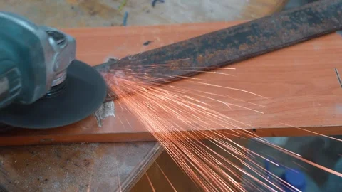 Angle grinder cutting rusty metal with sparks flying Vídeos de archivo 329103802