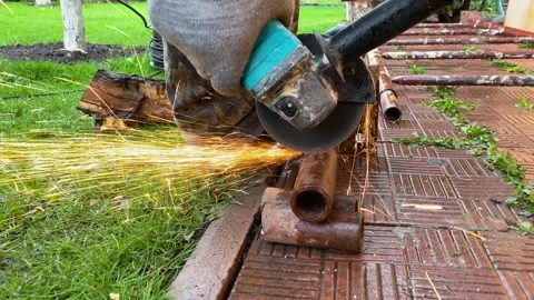 Angle grinder disk cut metal rusty tube sparks flying out Vídeo Stock 243939520