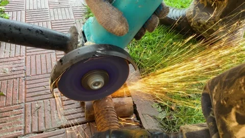 Angle grinder machine disk cut metal rusty tube sending sparks flying Vídeo Stock 243939537