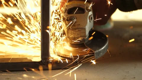 Angle grinder smoothes the weld. Video stock 171676085