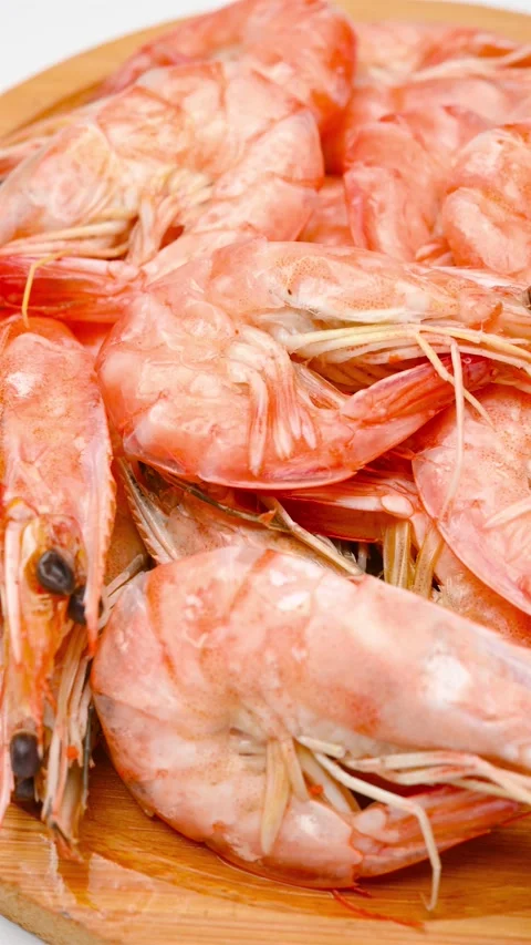 Angle pan fresh cooked shrimps on white at vertical composition 스톡 동영상 234106430