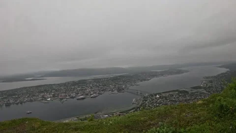 Angle panoramic view of Tromso city island and bridge from Storsteinen mountain Vidéo 341697315
