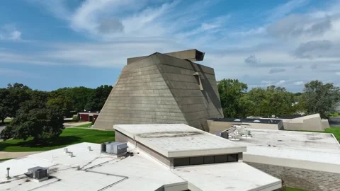 An angled dolly toward the impressive structure. Vídeos de archivo 250222087