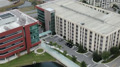 Angled glass corner and parking deck in Altamonte Springs 库存影片 146613128