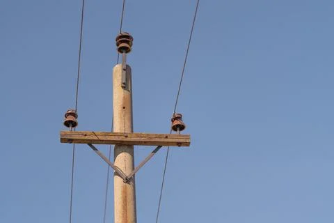 Angled pole top with electric lines, diagonal composition emphasizes wire ten Foto stock