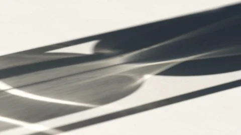 Angled shadow of hourglass on a white surface with a line of falling sand Vídeos de archivo 114272965