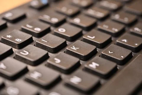 Angled Top View Macro Shot of Black Computer Keyboard Highlighting K Key on.. Foto stock