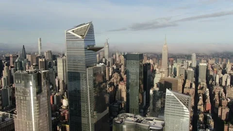 Angled tower crown and the Midtown skyline in Manhattan Vídeos de archivo 131261131