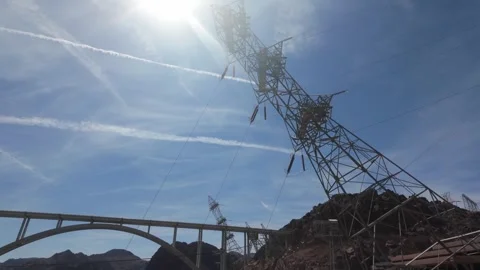 Angled Transmission Towers Vidéo 334665224