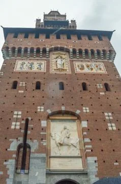 An angled view of a tower of an old medieval castle with brown bricks and 库存照片