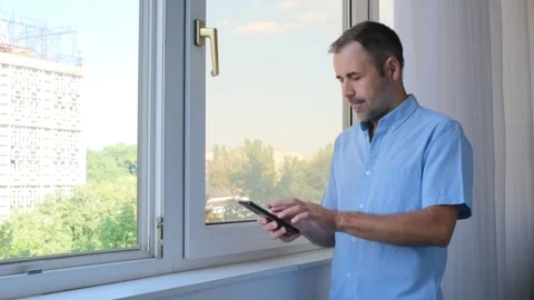 Angry annoyed man writing a message on smartphone Video stock 247468387