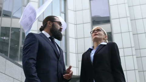 Angry boss throwing papers in front of confused secretary, dissatisfactory work Vídeo Stock 119037533