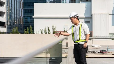 Angry construction supervisor shouting and pointing at workers while contro.. 库存照片