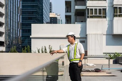 Angry construction supervisor shouting and pointing at workers while contro.. Foto stock