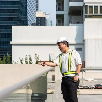 Angry construction supervisor shouting and pointing at workers while contro.. Foto stock