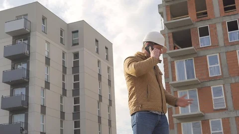 Angry contruction manager arguing by smartphone at construction. Vídeo Stock 72357800