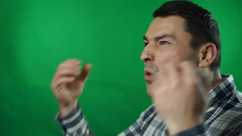 Angry crazy angry man screaming against green screen background Vidéo 87176233