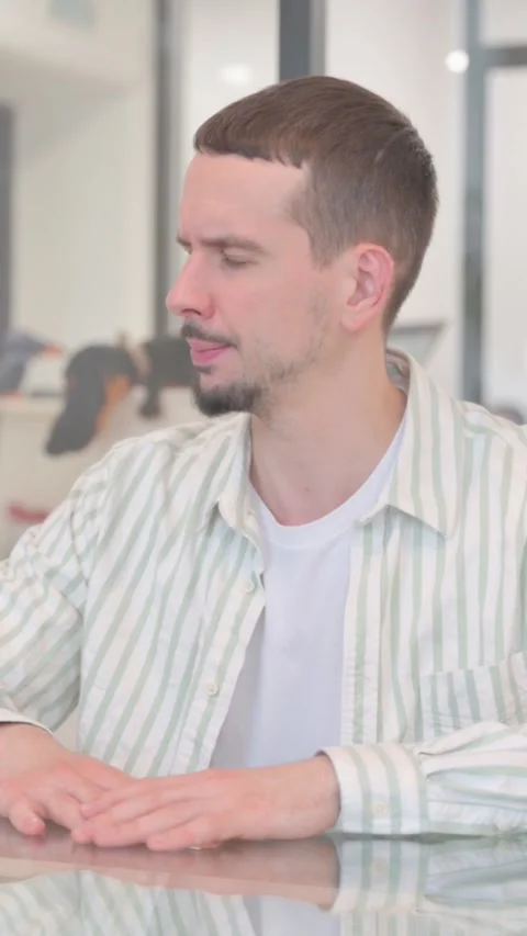 Angry Creative Young Man Sitting in Office, vertical video Vídeo Stock 325564091