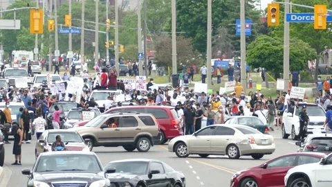 Angry crowd blocking cars from going thru boulevard during BLM protest Video stock 133975358