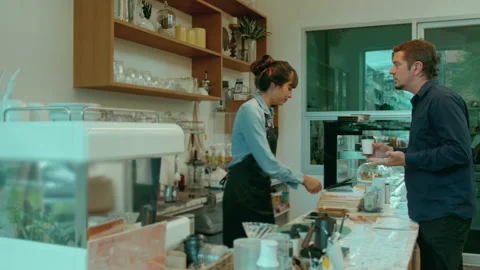 Angry customer complaining about barista in coffee shop Video stock 171380817