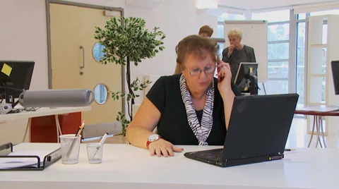 Angry customer service operator struggles to keep her cool on the phone with a Vídeo Stock 32745863