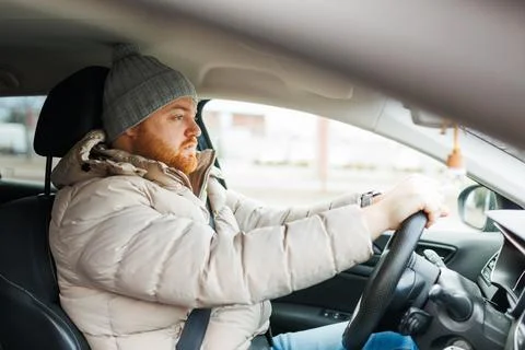 Angry driver in a traffic jam. He screams and Illustrazione stock