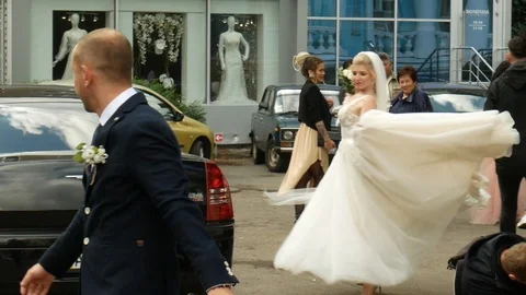Angry groom going away from dancing bride Vídeos de archivo 117864770