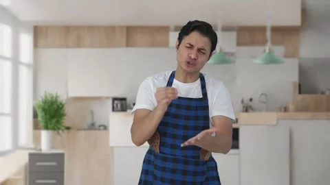 Angry Indian cook shouting on someone Vidéo 252948609