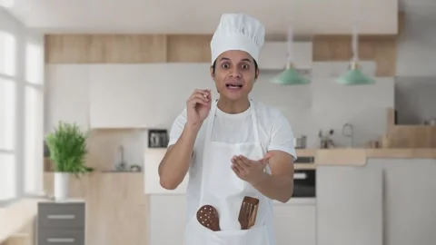 Angry Indian professional chef shouting on someone Vidéo 252947408