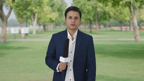Angry Indian reporter looking to the camera 스톡 동영상 252956650