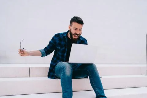 Angry male software developer reading received email message during deadline Foto stock