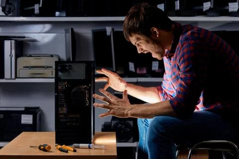 Angry man shouting at the system unit Stockfoto's