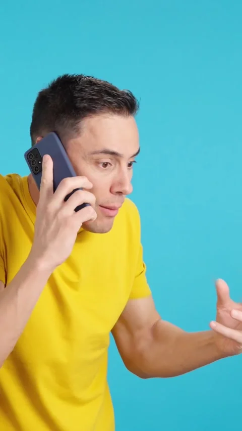 Angry man talking on the mobile phone Video stock 260108829