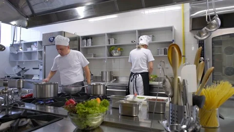 Angry manager yells at kitchen Chef he quits job Vidéo 102732652