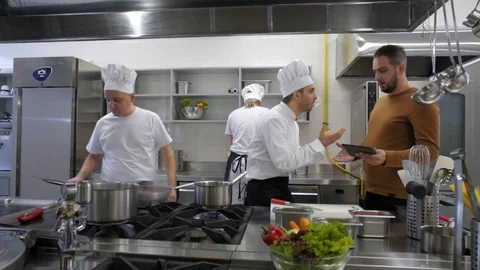 Angry manager yells at kitchen Chef he quits job Vidéo 102732688