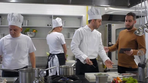 Angry manager yells at kitchen Chef he quits job Vidéo 102732753