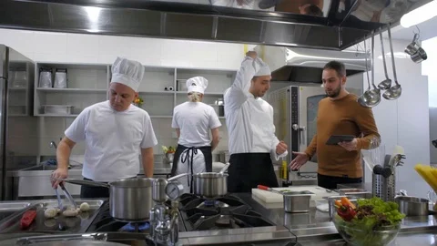 Angry manager yells at kitchen Chef he quits job Vidéo 102732806