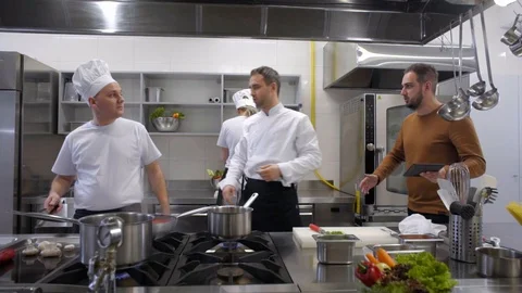 Angry manager yells at kitchen Chef he quits job Vidéo 102732914