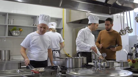 Angry manager yells at kitchen Chef he quits job Vidéo 102741064