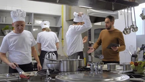 Angry manager yells at kitchen Chef he quits job Vidéo 102741122