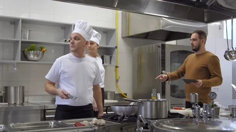 Angry manager yells at kitchen Chef he quits job Vidéo 102741453