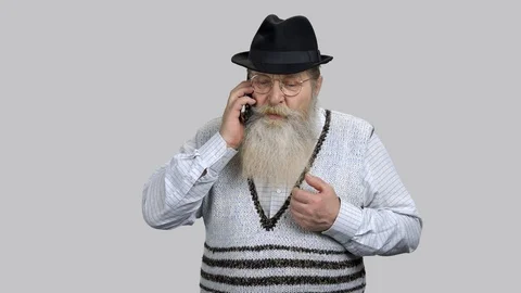 Angry old retired man talking on phone. Video stock 127295799