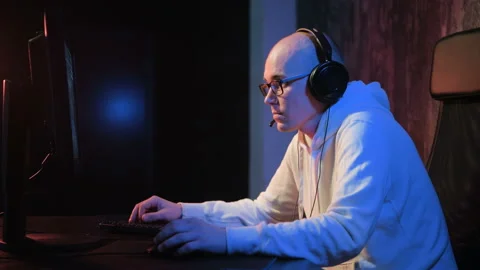 Angry screaming young man in headset with pc computer playing game at home and Video stock 90682255