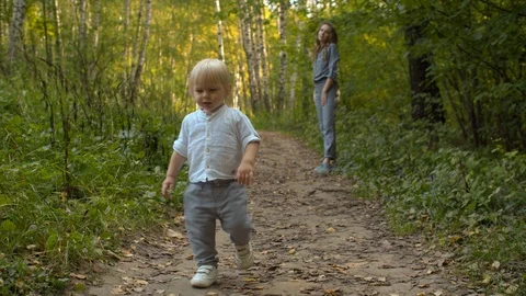 Angry small boy walking along the dirt road Stock-Footage 118706462