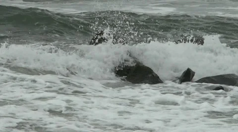 Angry storm waves on Atlantic Ocean coast Vidéo 36590964