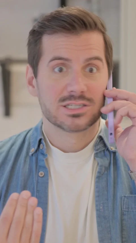 Angry Young Man Arguing on Phone Call, vertical video Vídeos de archivo 328560790