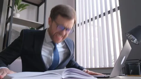 Angry young man stressed computer operational problem or breakdown. Vidéo 255464172